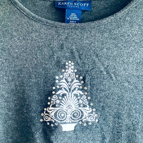 🎄FREE W/ Any Purchase! Holiday Top🎄 - Picture 3 of 4